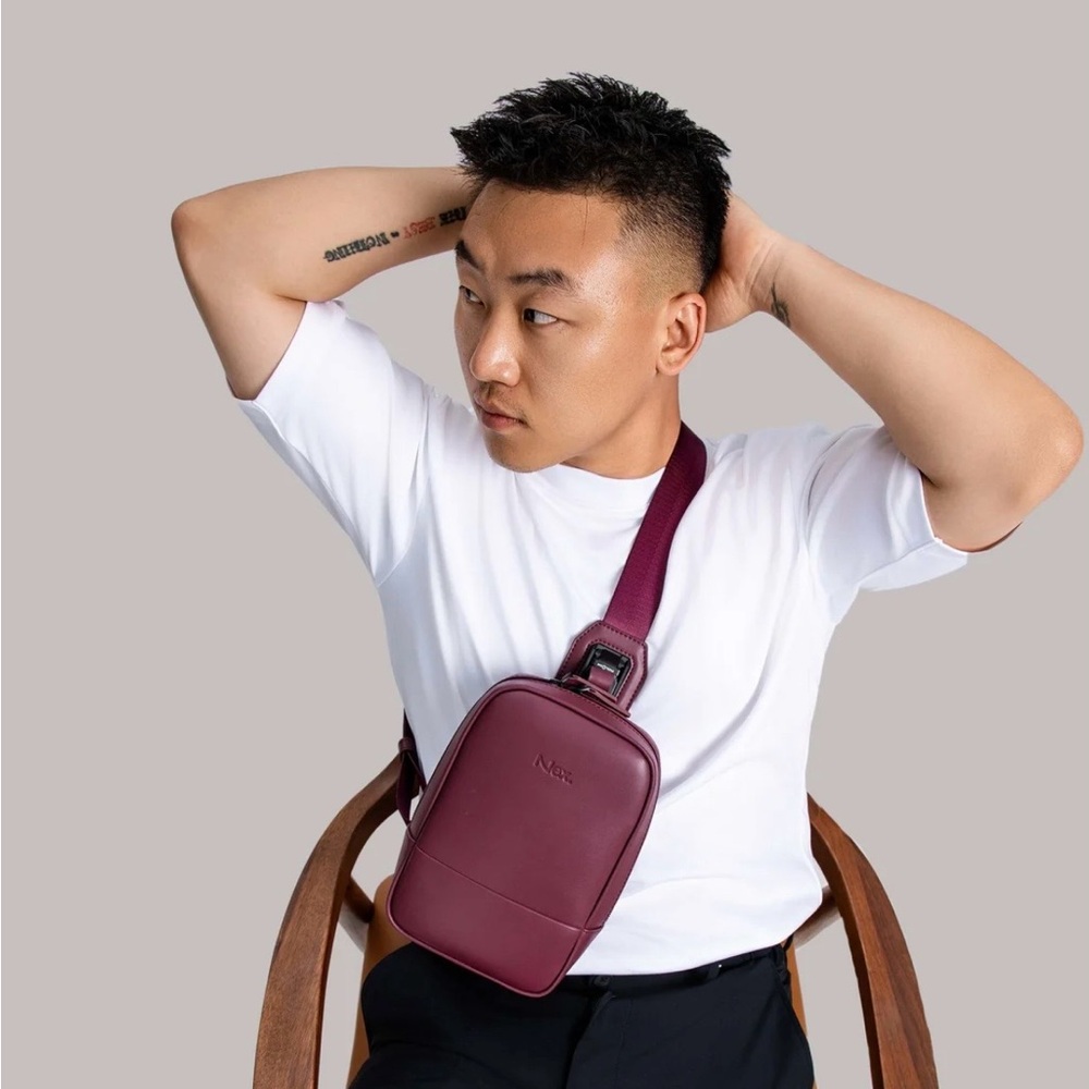 Magnetic/detachable crossbody/chest Nex bag, vegan leather, like new - Picture 9 of 11